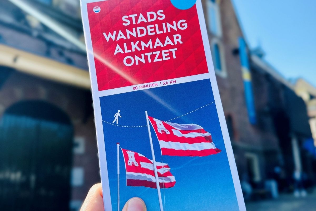 Bezoekers tijdens een stadswandeling over Alkmaar Ontzet, met historische uitleg